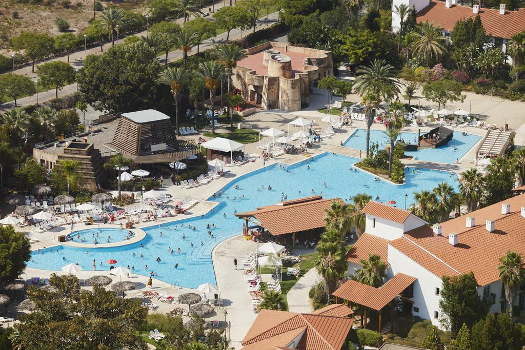 Vista aérea de la piscina del Hotel El Paso en PortAventura World
