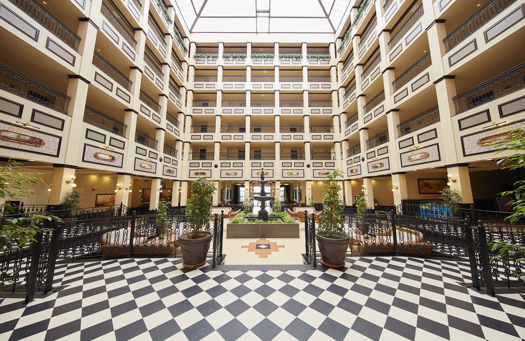 Hall del edificio principal del Hotel Gold River en PortAventura World